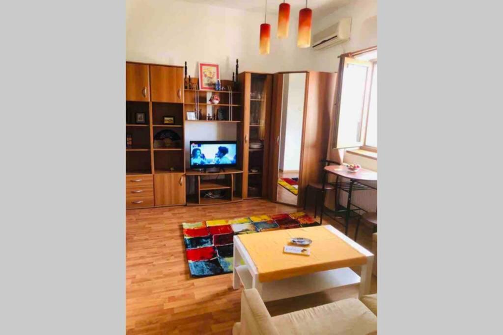 Super Central - Lovely One-Bedroom Apartment On Victoriei Avenue Bukarest Exteriör bild